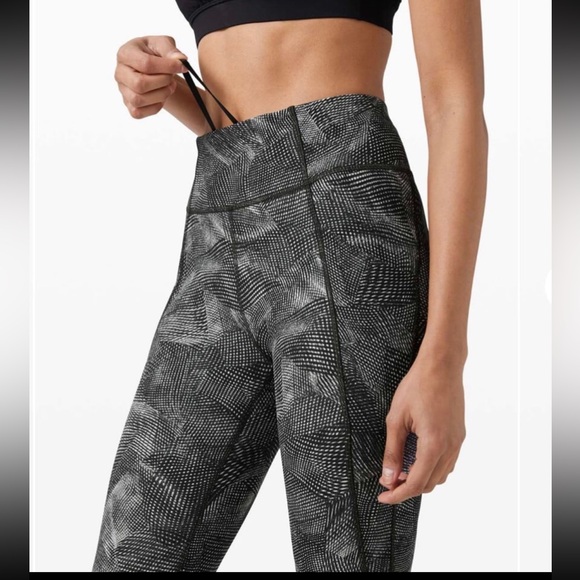 Lululemon Time To Sweat Crop 23" Velocity Mesh Island Mist Black Size 2 - Picture 3 of 10